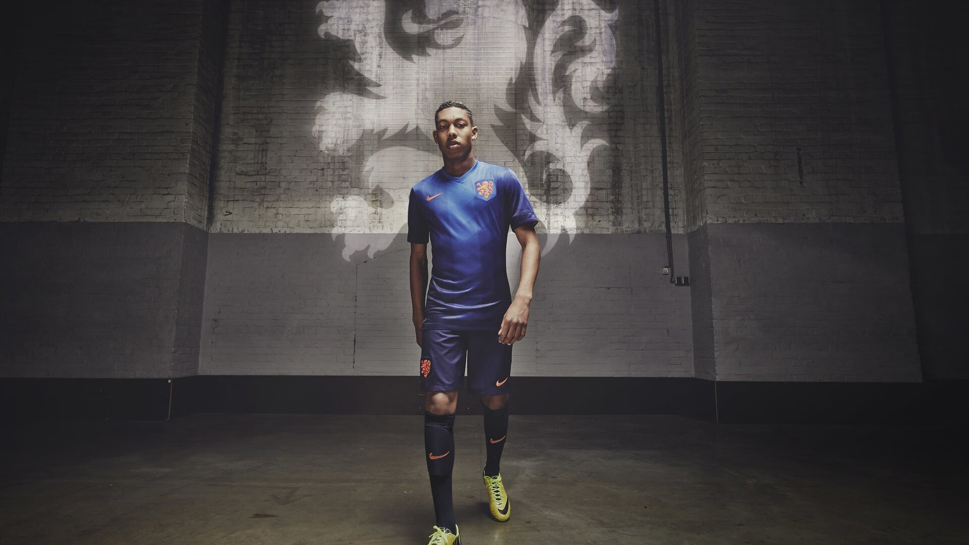 全黑队注重反击速度，进攻转换犀利致命，全黑队战舞